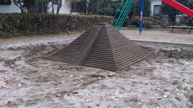 ツイッター 砂場 遊び場 子供 ピラミッドに関連した画像-03