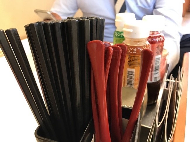 割り箸　プラスチック　紙ストロー　環境問題に関連した画像-01