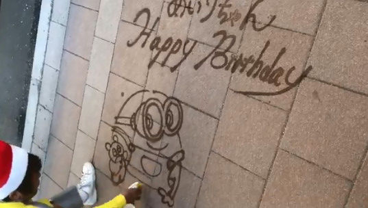 動画 Usj スタッフによる 霧吹き路面アート がクオリティ高すぎ リクエストに答え即興で超すごいイラストを披露 オレ的ゲーム速報 刃 動画 Usj スタッフによる 霧吹き路面アート がクオリティ高すぎ リクエストに答え即興で超すごいイラストを披露 オレ的ゲーム速報 刃