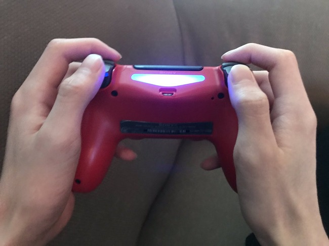 兄 弟のコントローラーの持ち方キモすぎワロタｗｗｗｗｗ ﾊﾟｼｬｯ あの持ち方じゃねえか オレ的ゲーム速報 刃