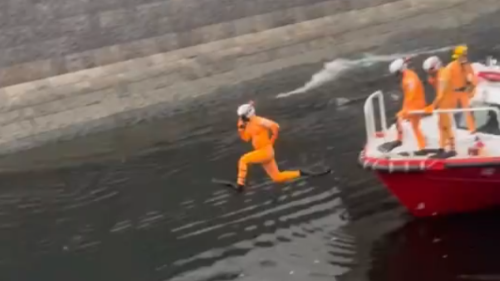 秋葉原　万世橋　女性　救助　レスキュー　泳ぎ　フル装備に関連した画像-01