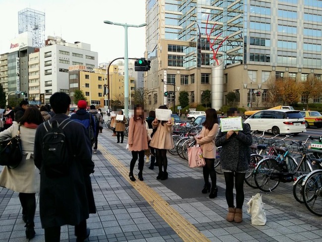 ん 嵐ファンがライブに行きたすぎて なんでもするのでチケットください と書いたボードを持って駅前でアピール オレ的ゲーム速報 刃