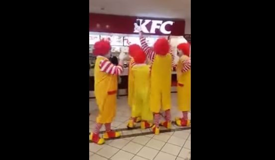 動画 ケンタッキーにマクドナルドのあのキャラの恰好した客数人が突撃した結果wwwwww オレ的ゲーム速報 刃 動画 ケンタッキーにマクドナルドのあのキャラの恰好した客数人が突撃した結果wwwwww オレ的ゲーム速報 刃