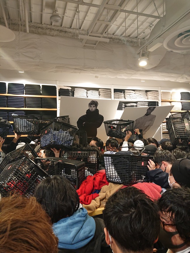 悲報 名古屋のユニクロさん ジルサンダーとのコラボで店内が地獄絵図になってしまう オレ的ゲーム速報 刃
