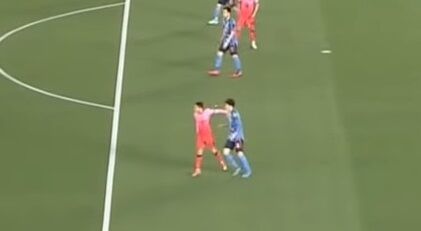 ほんとぉ サッカー日韓戦で日本選手の顔面を肘打ちした韓国選手 母国で猛バッシングを受ける マナーすらない 恥晒し ほんとぉ サッカー日韓戦で日本選手の顔面を肘打ちした韓国選手 母国で猛バッシングを受ける マナーすらない 恥晒し