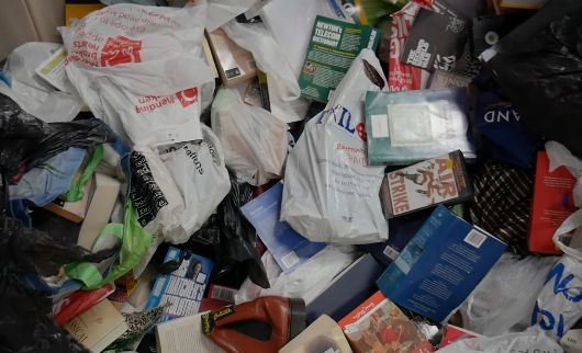 ゴミ屋敷 男性 収集品 オークションに関連した画像-01