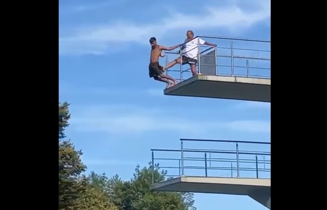 プール　飛び込み台　躊躇　男性　ライフガード　突き落とすに関連した画像-01