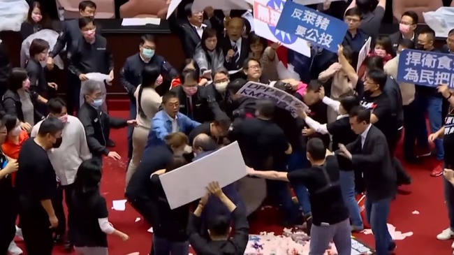 台湾 国会 豚 内蔵 投げあいに関連した画像-01