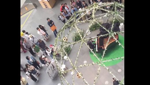 六本木ヒルズに置いてあるピアノで けものフレンズ Op曲を弾きだすフレンズが出現 拍手やべぇｗｗｗｗｗ オレ的ゲーム速報 刃