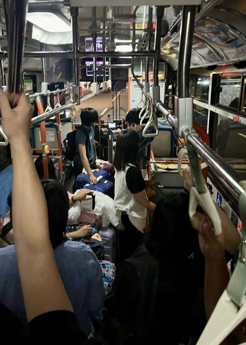 京都 バス 外国人 観光客 キャリーケース スーツケース 円安 インバウンド オーバーツーリズムに関連した画像-02