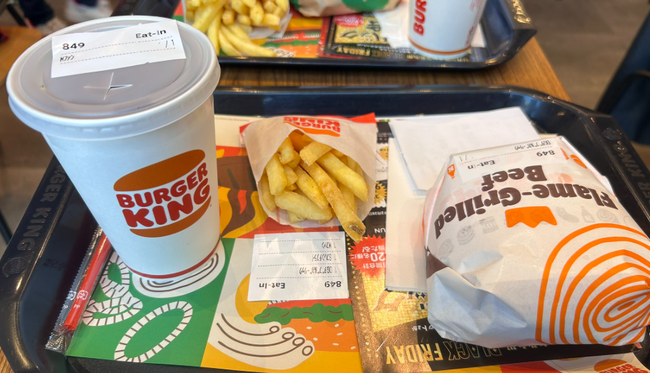 X民「21年間マックしか食ったことないワイ、今から生まれて初めてバーガーキング食べます！」パクッ → 感想がヤバすぎて9万いいねｗｗｗｗｗ