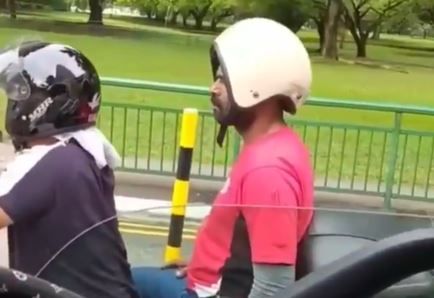 ヘルメットの被り方を真剣に勘違いしてた人のリアクションが面白すぎるwwwww オレ的ゲーム速報 刃 ヘルメットの被り方を真剣に勘違いしてた人のリアクションが面白すぎるwwwww オレ的ゲーム速報 刃