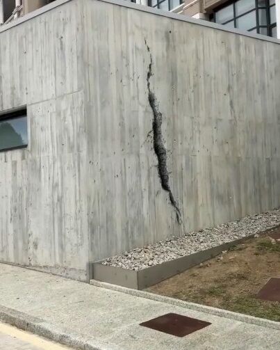 スペイン 病院 壁 ひび割れ アート 群衆 ソーシャル・ディスタンシングに関連した画像-02