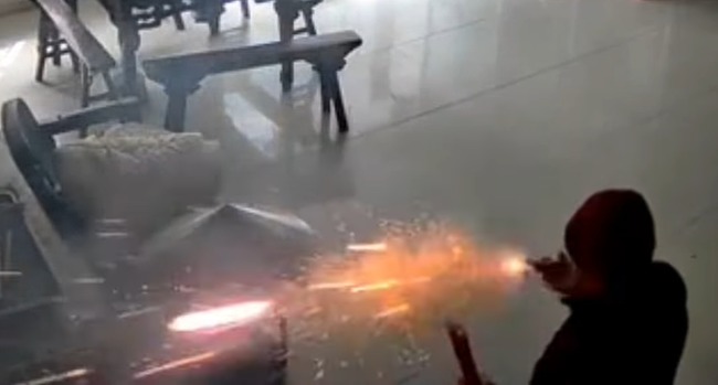 線香　花火　90歳　女性　お婆ちゃん　火花　家中に関連した画像-01