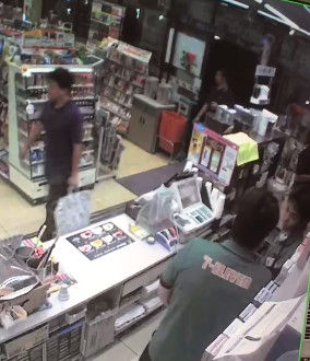 コンビニ店員が仕事中に暴行された動画が内部告発 お客さんいなけりゃどうなってたんだコレ オレ的ゲーム速報 刃
