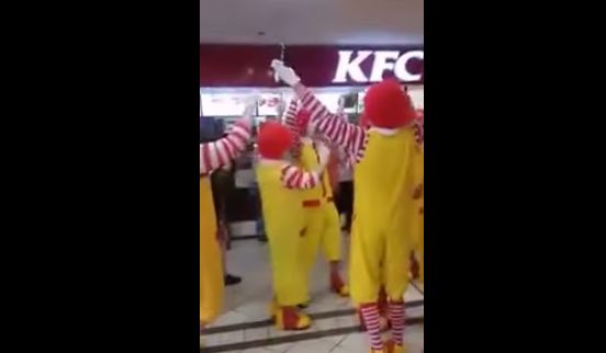 動画 ケンタッキーにマクドナルドのあのキャラの恰好した客数人が突撃した結果wwwwww オレ的ゲーム速報 刃 動画 ケンタッキーにマクドナルドのあのキャラの恰好した客数人が突撃した結果wwwwww オレ的ゲーム速報 刃