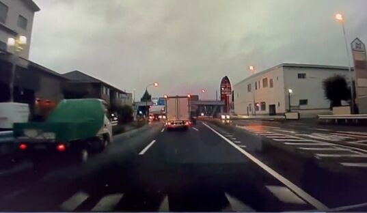 雨　トラック　爆速　運転手　事故　交通事故に関連した画像-01