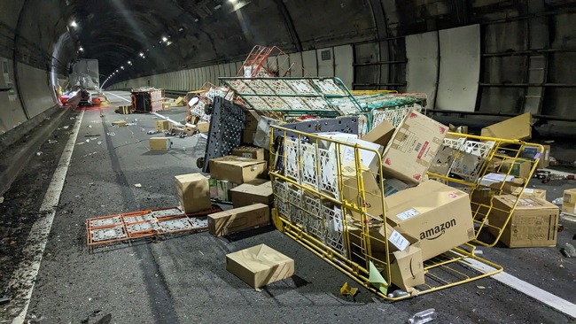 Amazon ブラックフライデー 荷物 トラック 事故 名古屋方面 配達員 ドライバー 保険 セール 箱 散乱 運送会社 過労 多忙に関連した画像-03