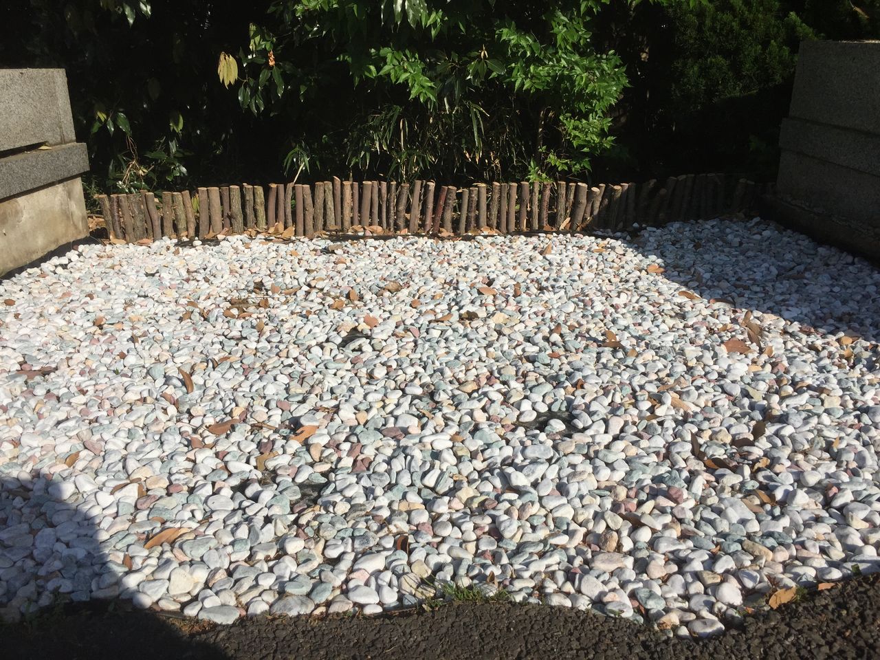 雑草対策に防草シートと砂利を敷いてみた 2ヶ月経って実際の効果はどうか 神奈川県第三部青年会