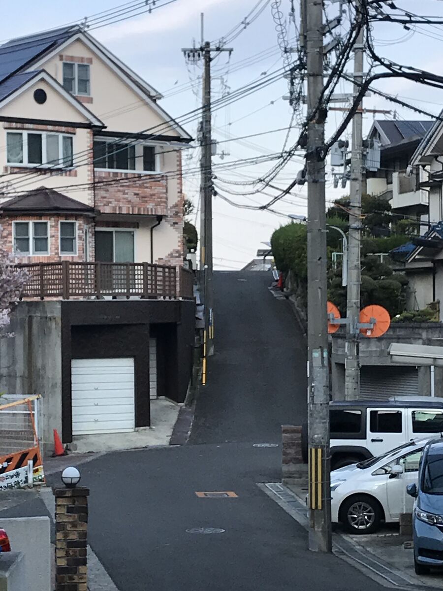 奇景 坂を上ると市内があった ジンジャモール瓢箪山