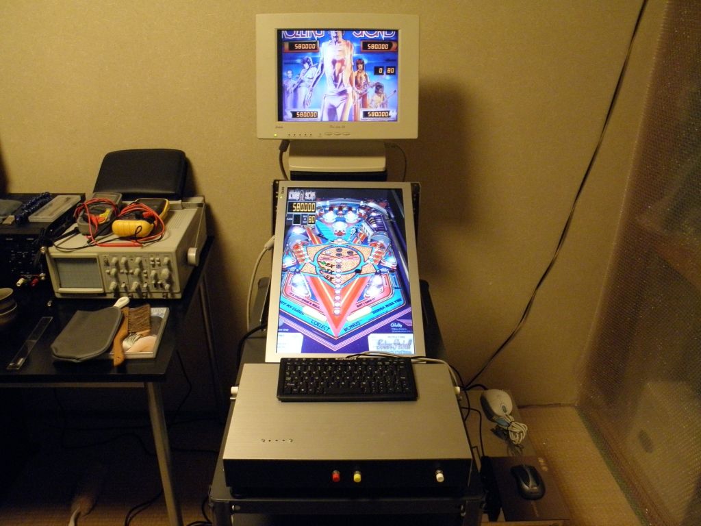 Future Pinball台を作っていた 給水塔のカラス Future Pinball台を作っていた 給水塔のカラス