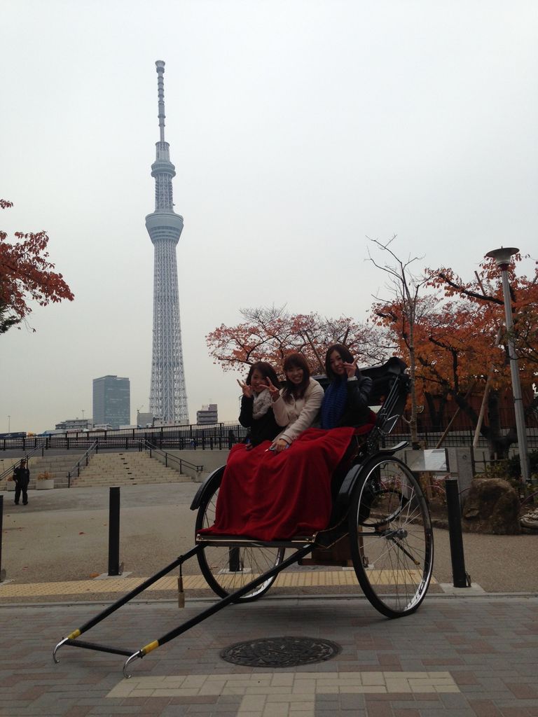 紅葉とスカイツリーと 人力車 浅草 松風