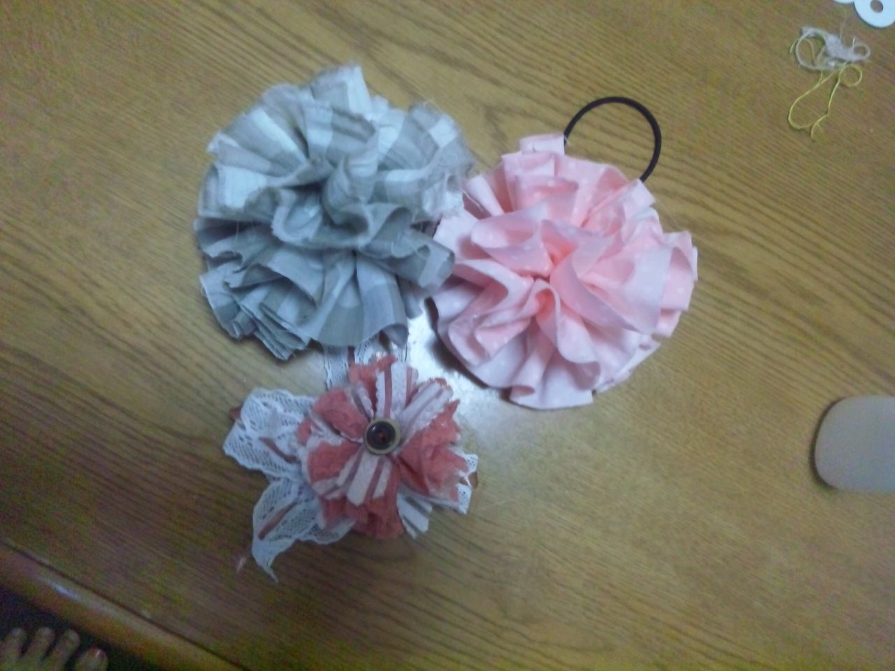 お花いっぱい コサージュと髪ゴム 能あるブタのツメは