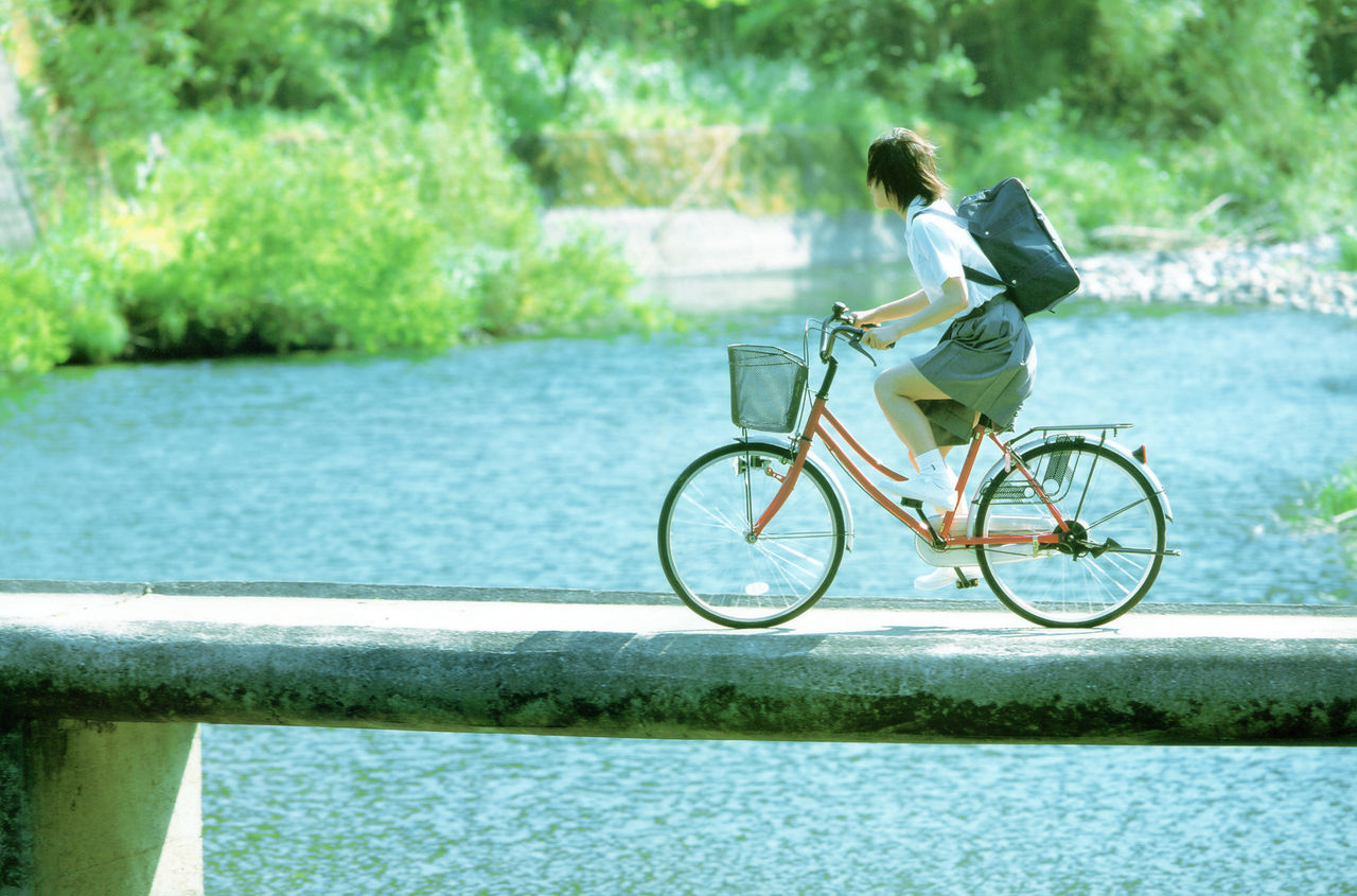 自転車女子高生のまぶしい季節だな じてそく 自転車女子高生のまぶしい季節だな じてそく