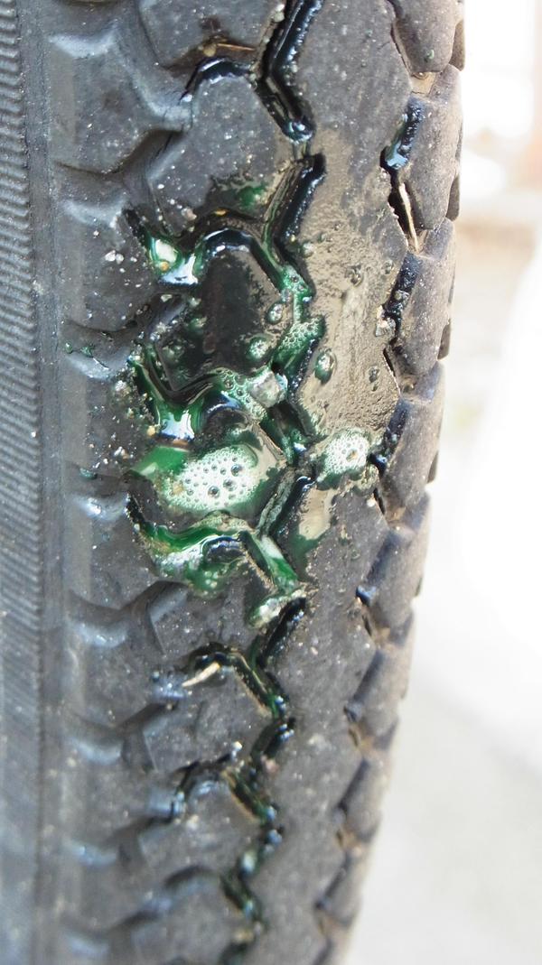 自転車 タイヤ 緑 の 液体
