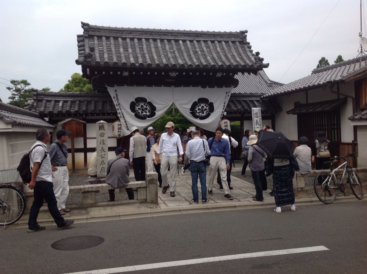 真の信長の墓にて 京都市 思いきって富山 雪と石と神様と 真の信長の墓にて 京都市 思いきって富山 雪と石と神様と