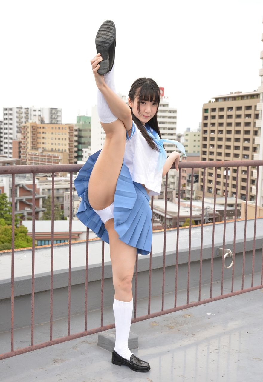 Y字　パンチラ 【パンチラ】制服でY字バランスやってみた
