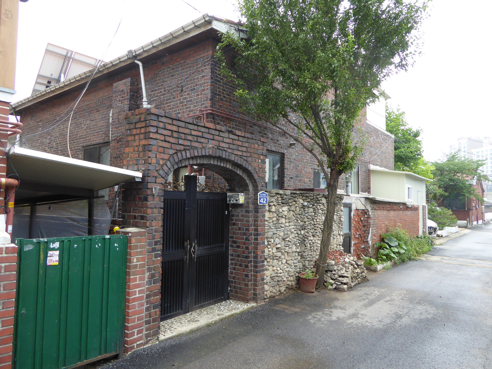 17 初夏の韓国一人旅 ピンポンダッシュをする２人 屋根部屋の皇太子 ロケ地 知らない街でプチ迷子