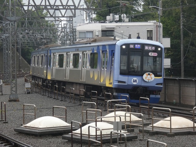 P2470982_R