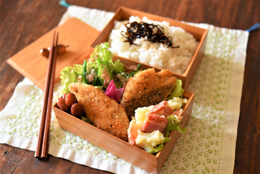 ｻﾜﾗﾌﾗｲﾍﾞｰｺﾝﾎﾟﾃｻﾗ弁当 目玉焼朝定食 ｶﾞｰﾅﾁｮｺﾚｰﾄ ｺﾞﾏｻﾗﾀﾞ 厚揚 ｲｶ刺身 ｺｺﾞﾘ 鯖塩焼 剣菱 十さん