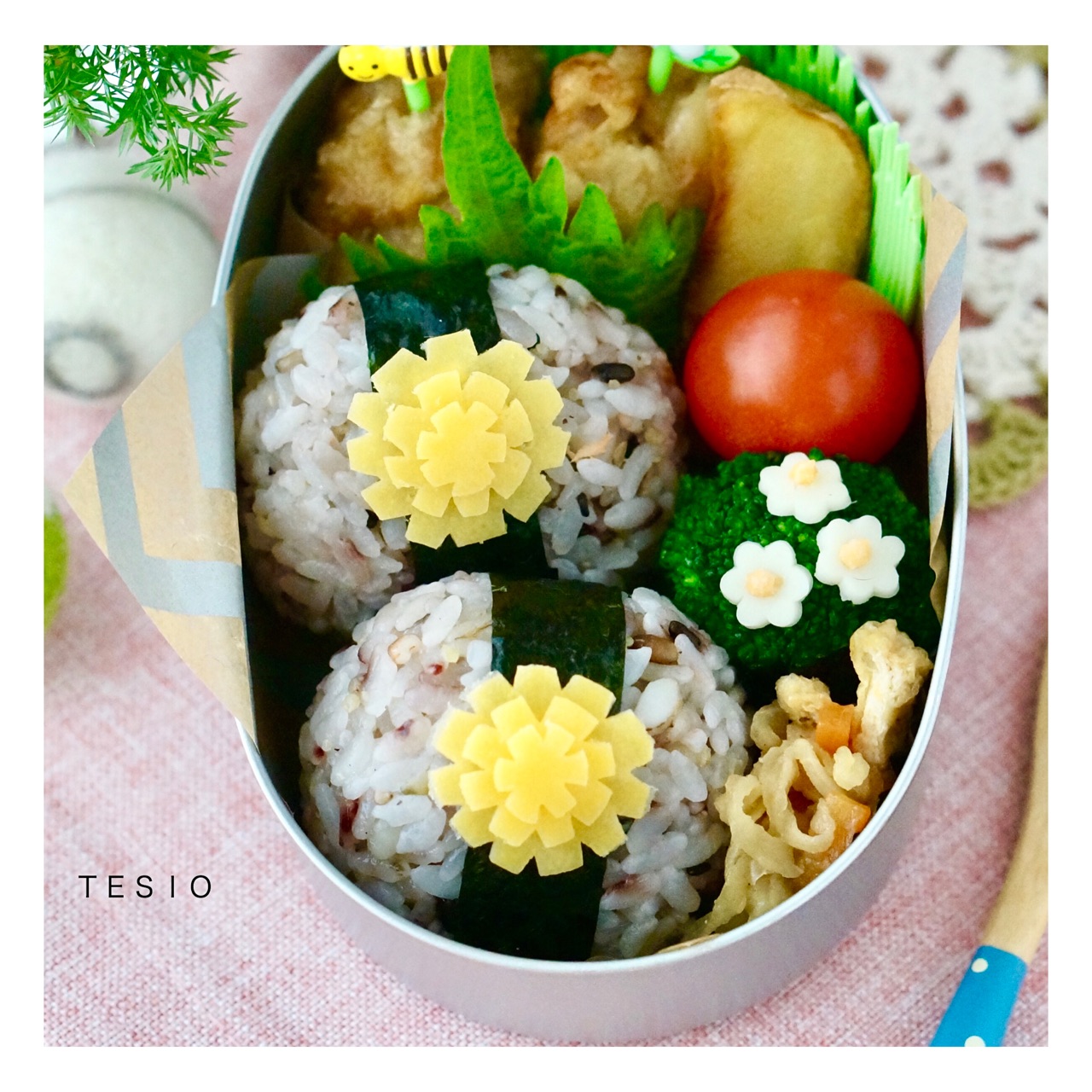 薄焼き卵のたんぽぽで華やか 唐揚げと雑穀米おにぎり弁当 かわいいおべんとう 薄焼き卵のたんぽぽで華やか 唐揚げと雑穀米おにぎり弁当 かわいいおべんとう