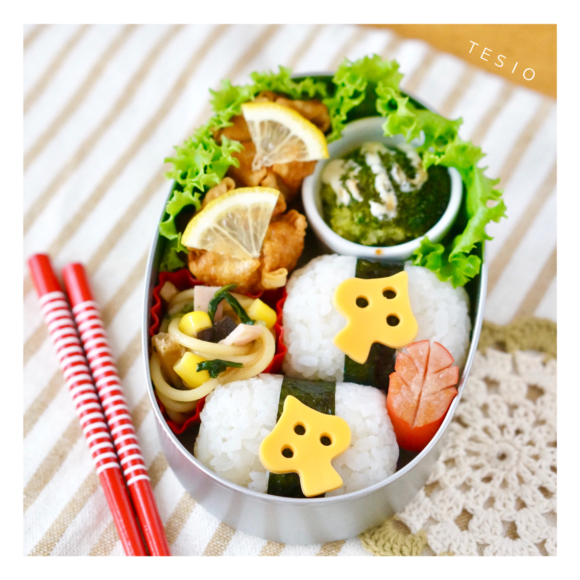 トランプ模様で きのこデコおにぎり弁当 かわいいおべんとう