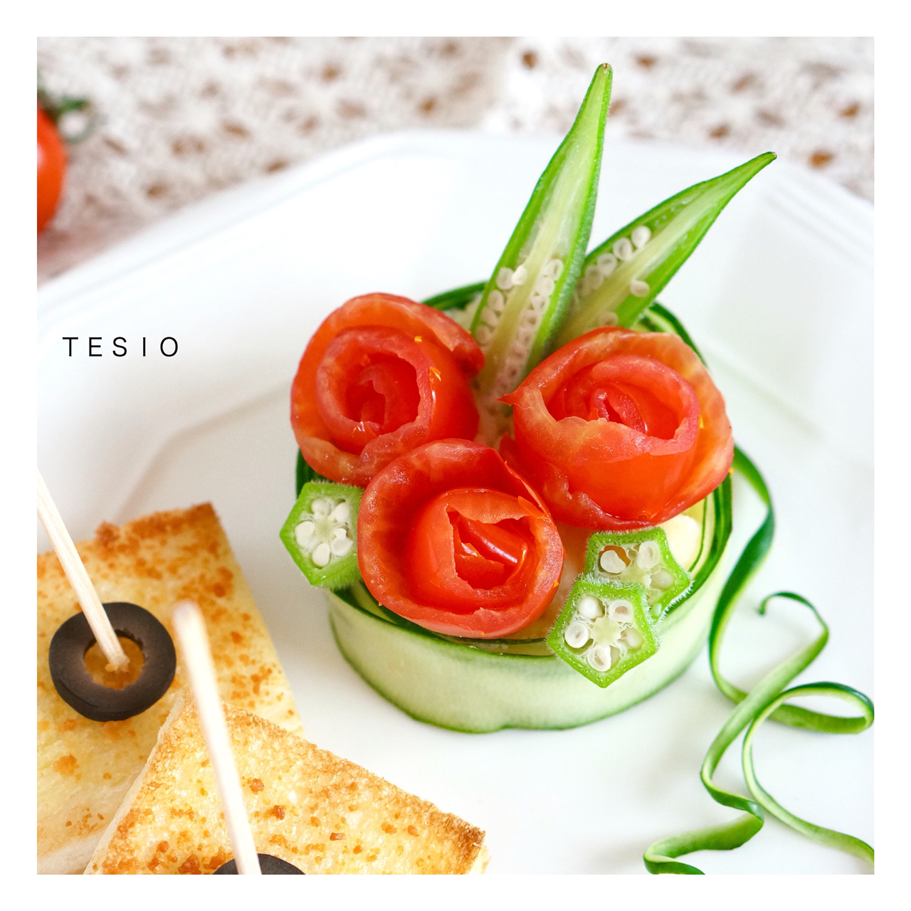 パーティーにも トマトの薔薇デコのポテトサラダ かわいいおべんとう