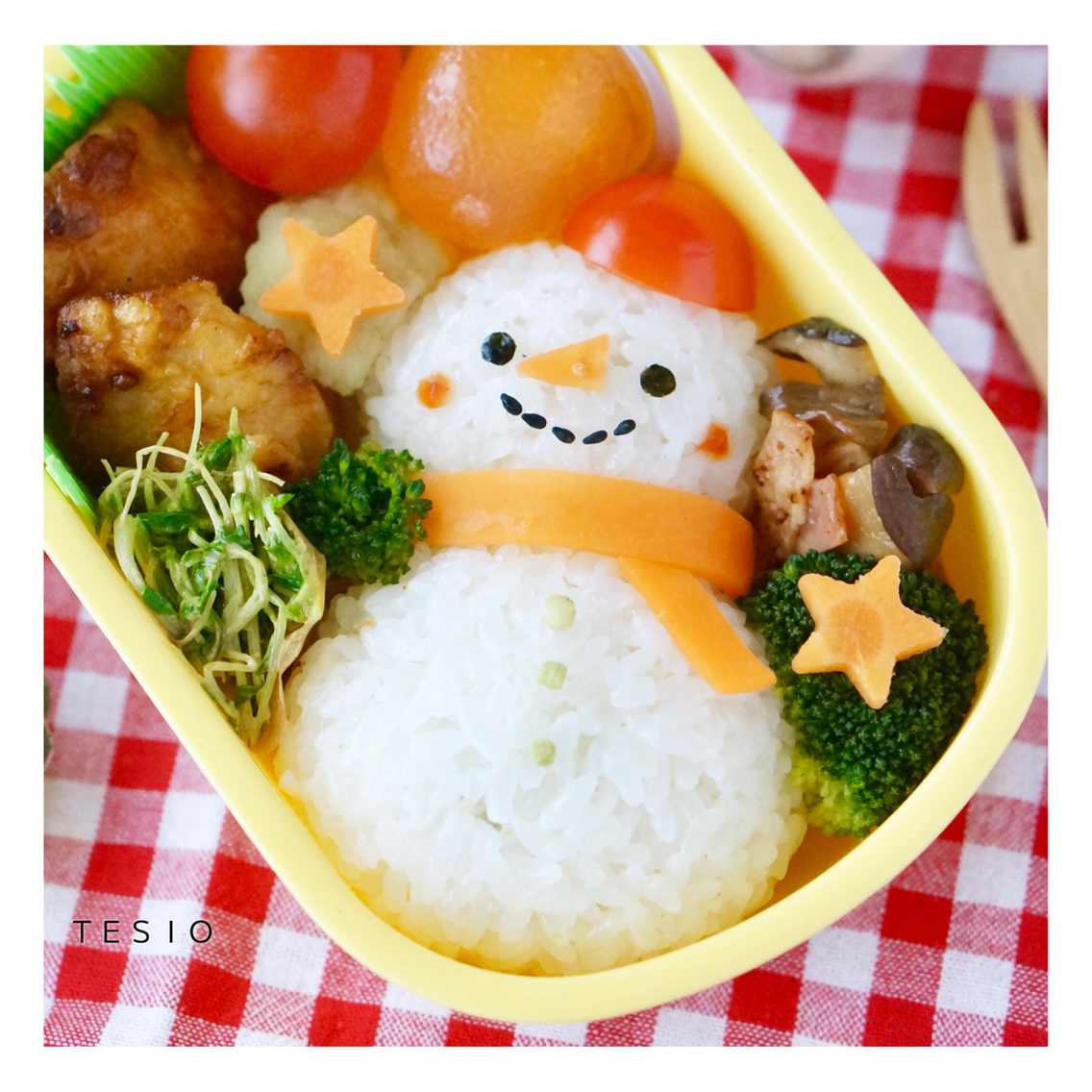 雪だるまおにぎりとふんわり鶏むね肉唐揚げ弁当 かわいいおべんとう