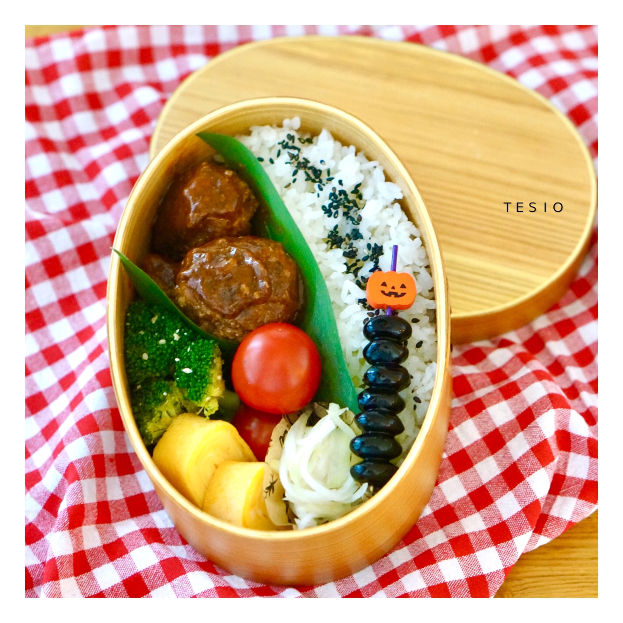 ハロウィンピックで盛り上げたミートボール弁当 かわいいおべんとう