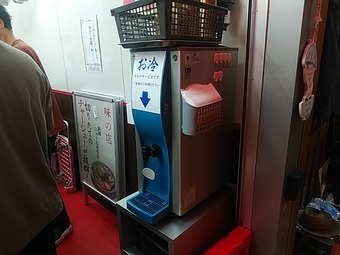 給水機 新橋駅前ビル地下 新橋ランチ ニューともちんラーメン