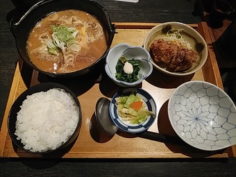浜松町 もつ福 ランチ 濃厚白もつ煮込み鶏唐揚げ定食