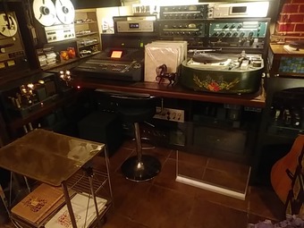 京橋ランチ 3丁目のカレー屋さん オーディオ機器