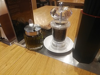 新橋ランチ えびぽた 海老ポタ SHRIMPNOODLE 卓上 バジルオイル