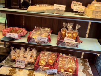 店内陳列 森下 カトレア 元祖カレーパン cattlea