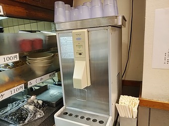新橋ランチ 立ち食いそば 路麺 かめや 給水器