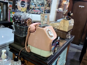 ピンクの電話 店内 岩本町小伝馬町 アーモンドランチ 爆盛 デカ盛り
