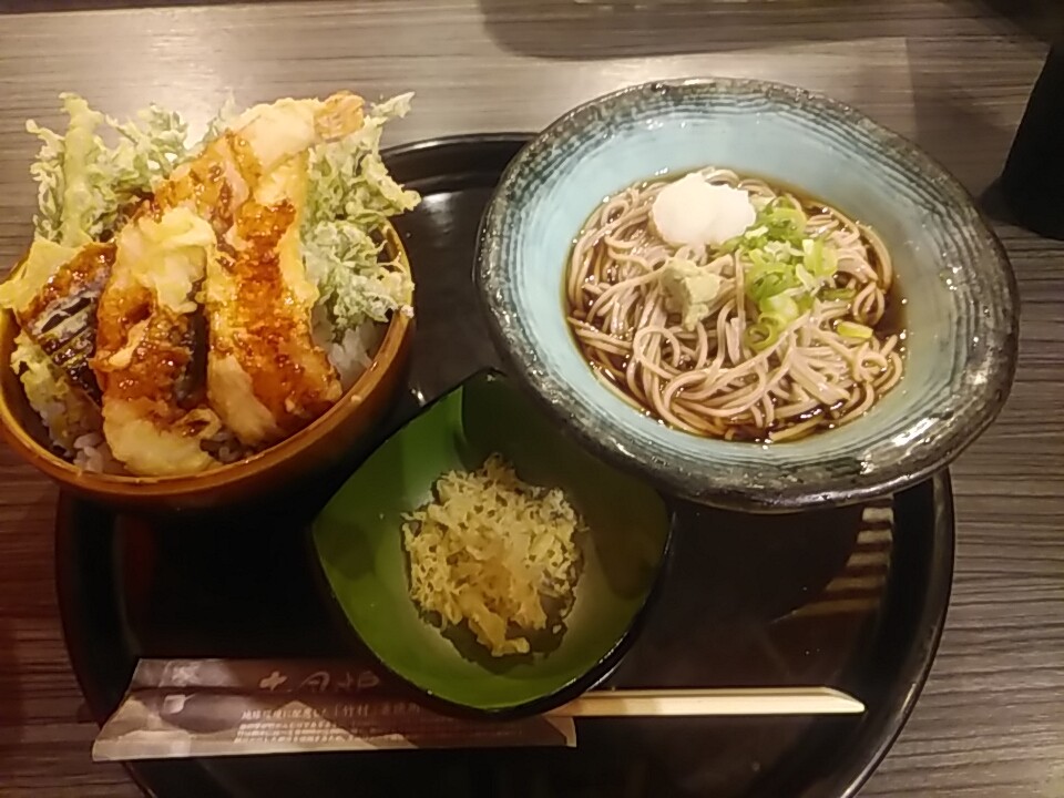 銀座 土風炉 とふろ 蕎麦と小丼セット 店内巨大 夜の部の使い勝手が良い 汐留 新橋 銀座 B級 ランチ グルメ