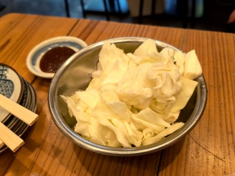 お通し キャベツ食べ放題 串屋横丁もつ焼きセンター大島店