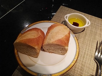 銀座ランチ 新橋ランチ コックアジル 美しょう パン バルサミコ