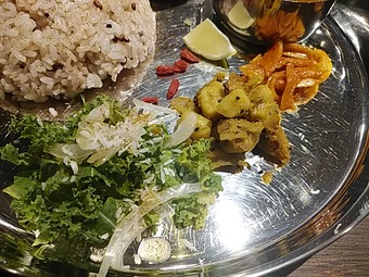 新橋ランチ らかんか ランチ 薬膳カレー 新橋カレー 付け合わせ